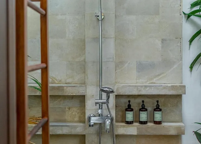 Sandro - 3br Escape, Lush Jungle Views & Pool Ubud
